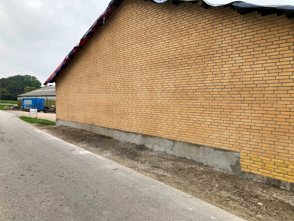 Færdig gul murstensfacade på bygning
